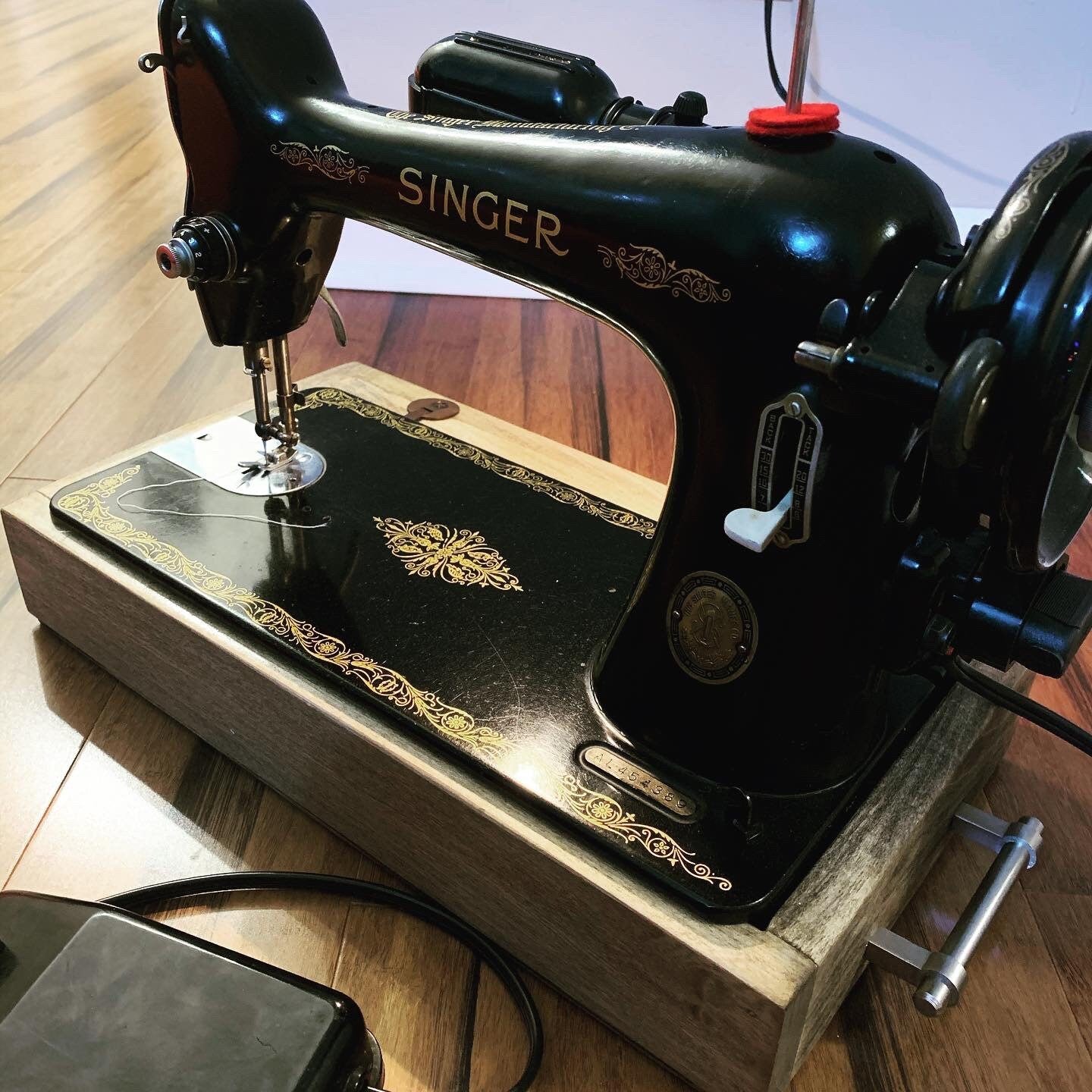 Vintage Singer Portable Sewing Machine w/ Wooden Case, pedal and